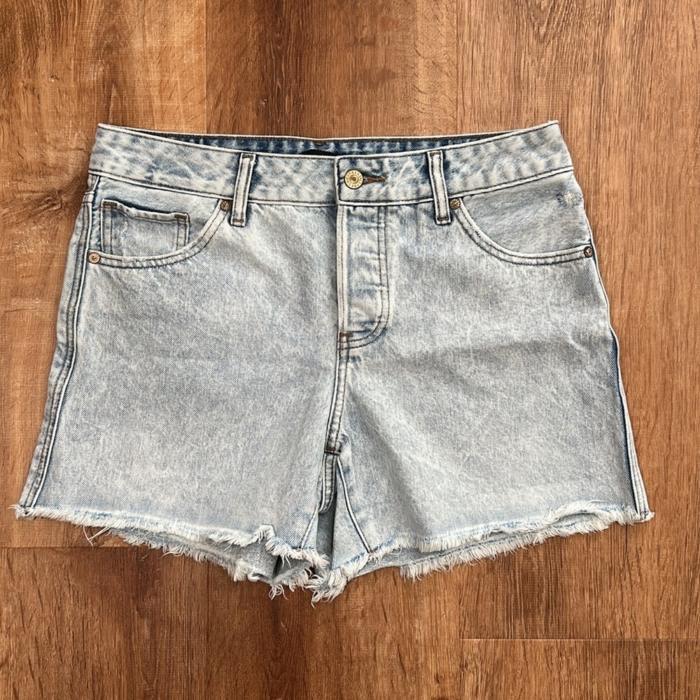 Express Blue Denim Shorts Acid Wash and Distressed size 6R Boyfriend Midi Midris - Picture 2 of 11